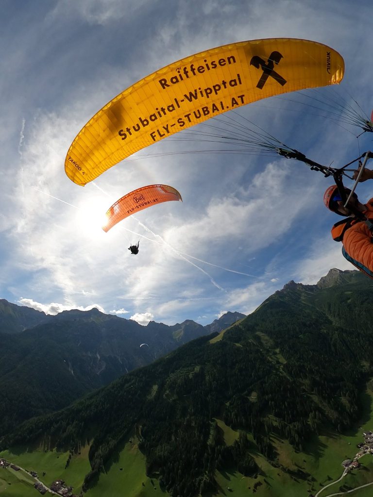 Pärchenflug: zwei Schirme nebeneinander