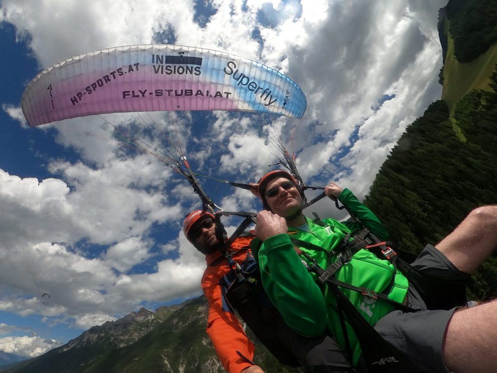 Sommerflug zwischen Quellwolken